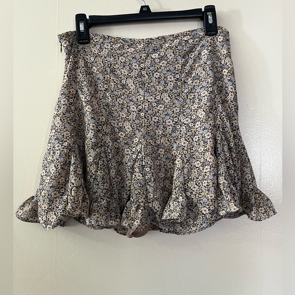Dress forum flowy floral skirt with light weight shorts built in! - Picture 2 of 4